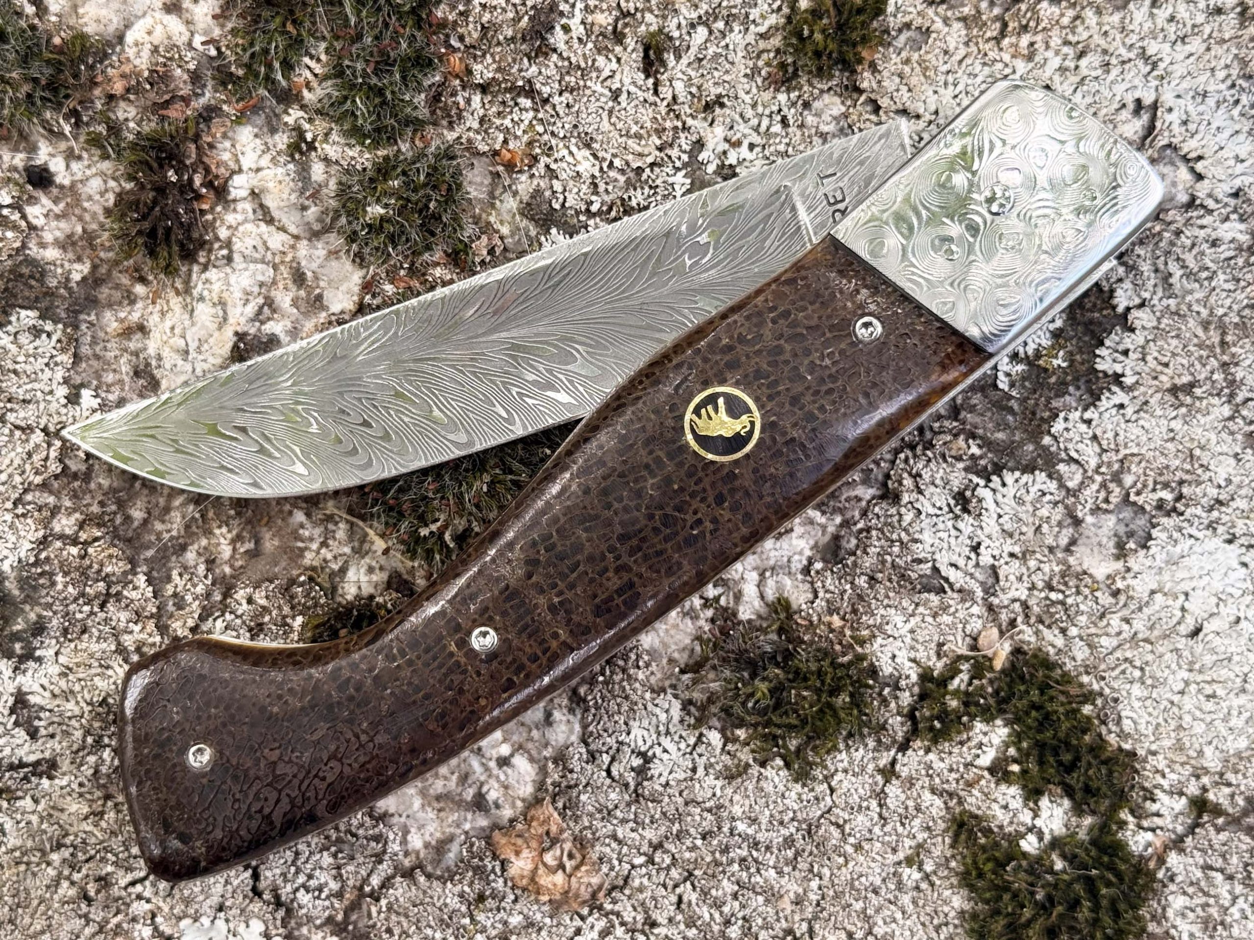 Interprétation du Thiers 13 Cm os mammouth damas carbone plume