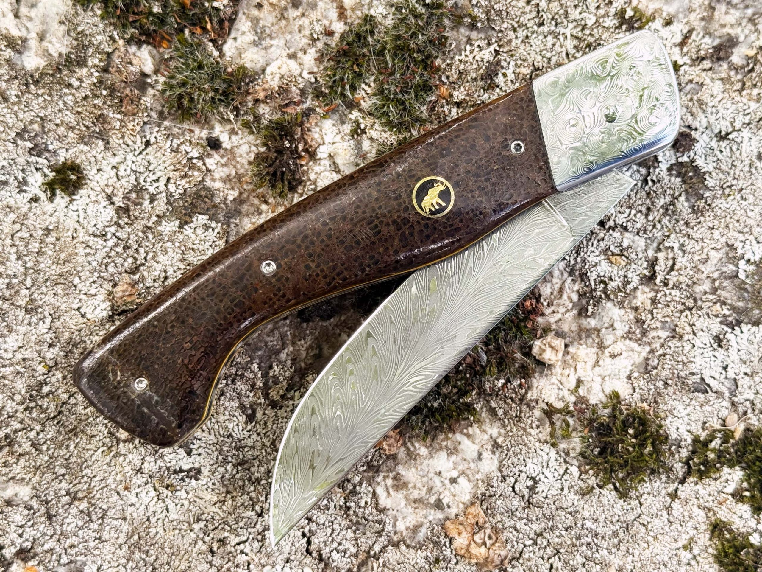 Interprétation du Thiers 13 Cm os mammouth damas carbone plume – Image 3